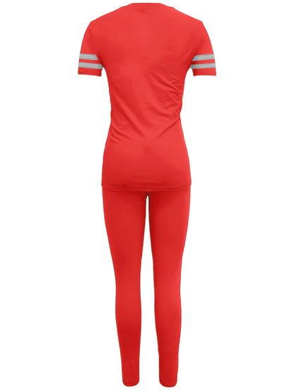 Avslappnat damset med randig t-shirt och leggings – sportig chic vardagsstil