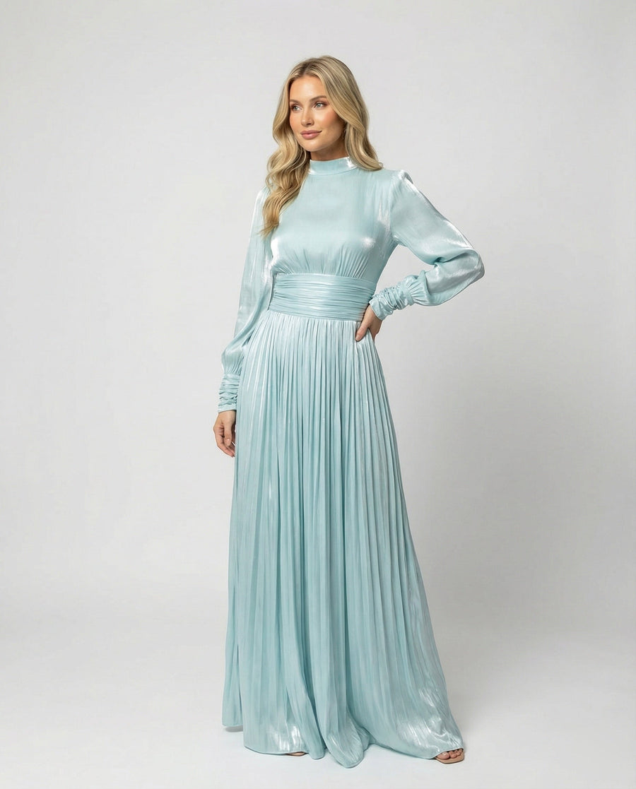 Robe longue plissée à col montant et manches longues