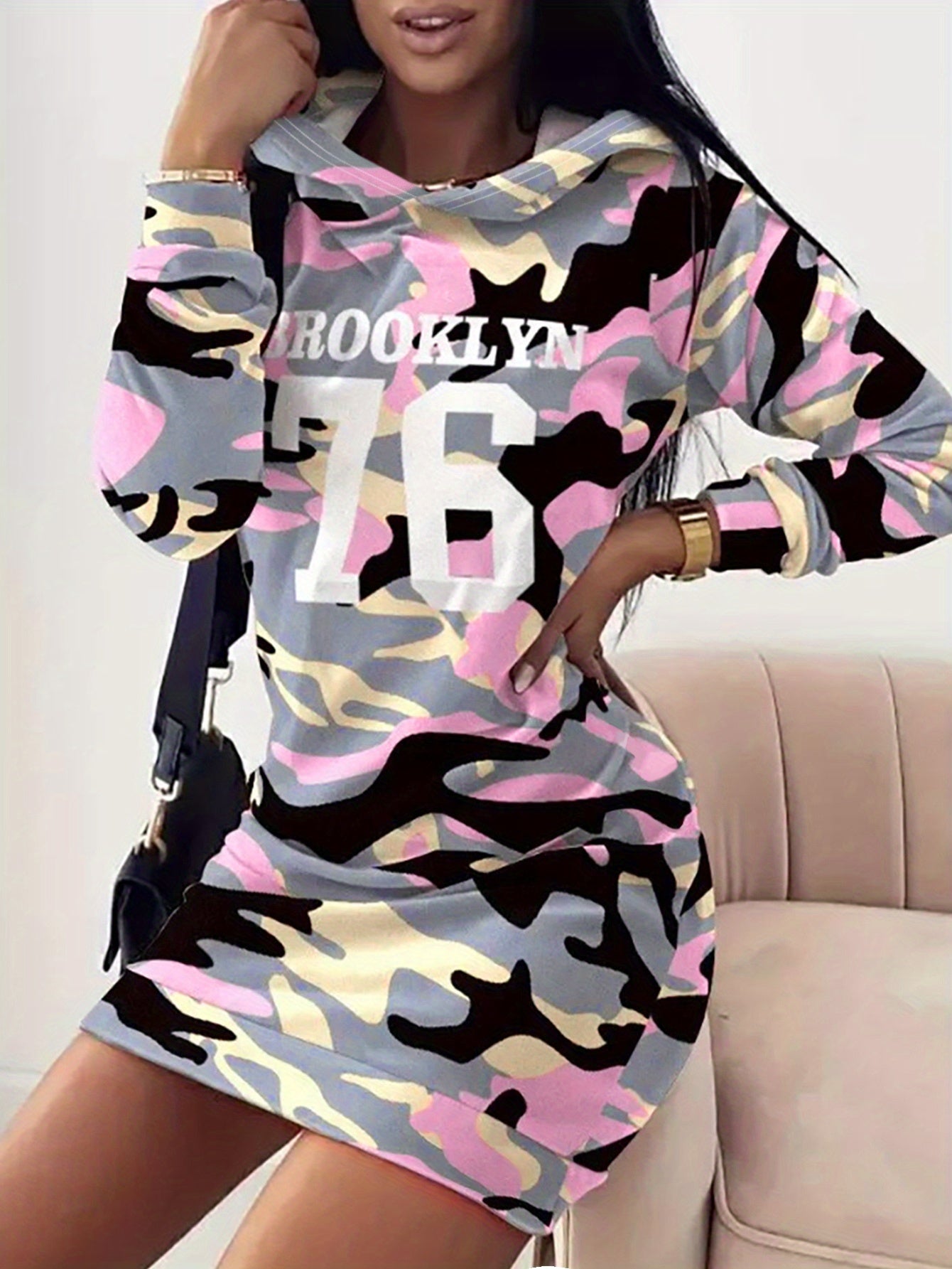 Robe courte sweat à capuche camouflage rose et gris pour femme