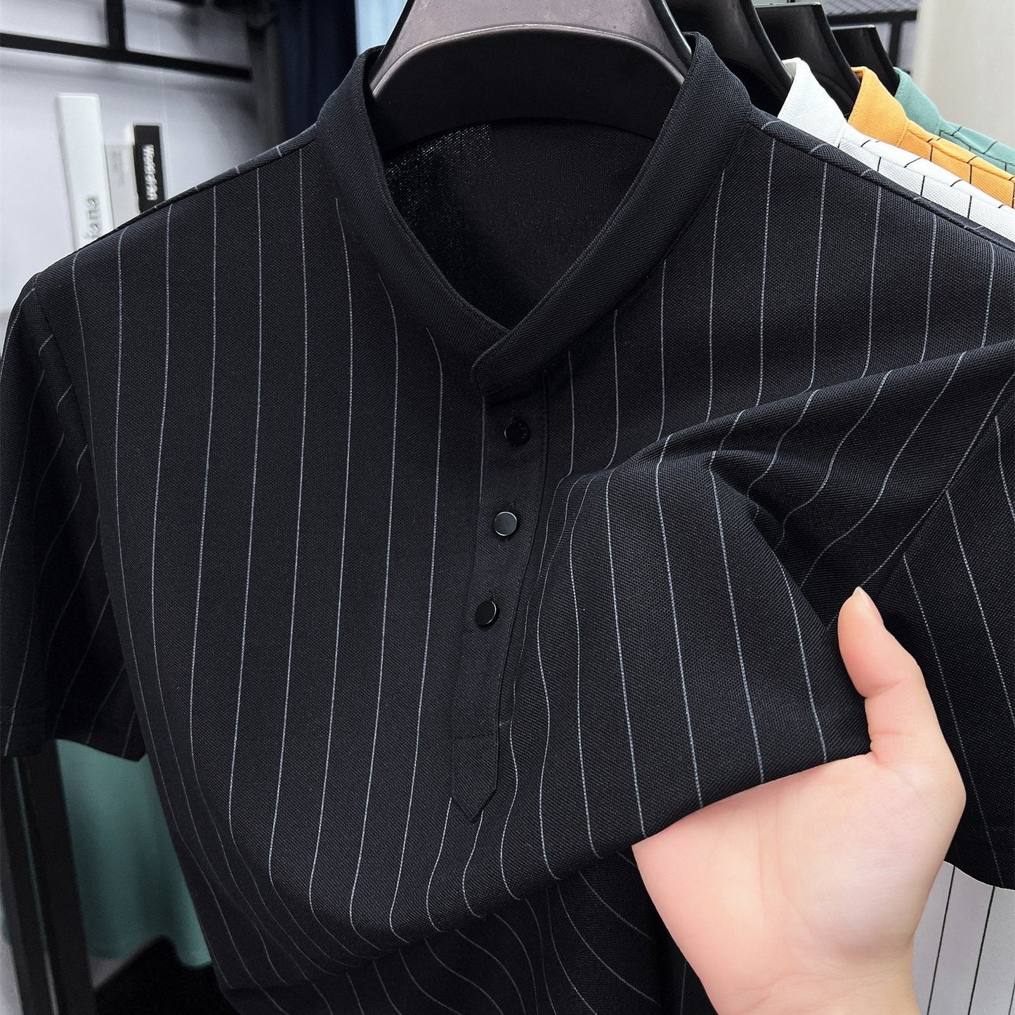 Herreskjorte med korte ærmer og striber i afslappet, elegant Henley-stil