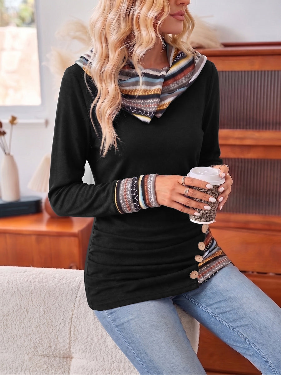 Top de mujer con cuello drapeado, motivos étnicos y botones asimétricos