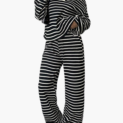 Elegantes Damen-Set mit weitem gestreiftem Pullover und weiter Hose, lässiger Stil für Herbst und Winter