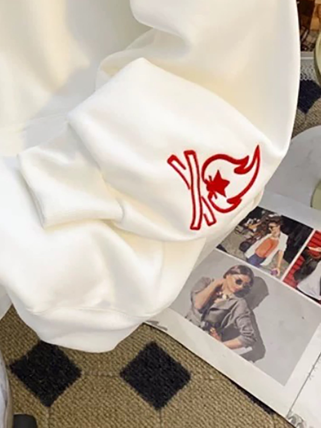 Sweat à Capuche Blanc avec Broderie Rouge Détail Manches