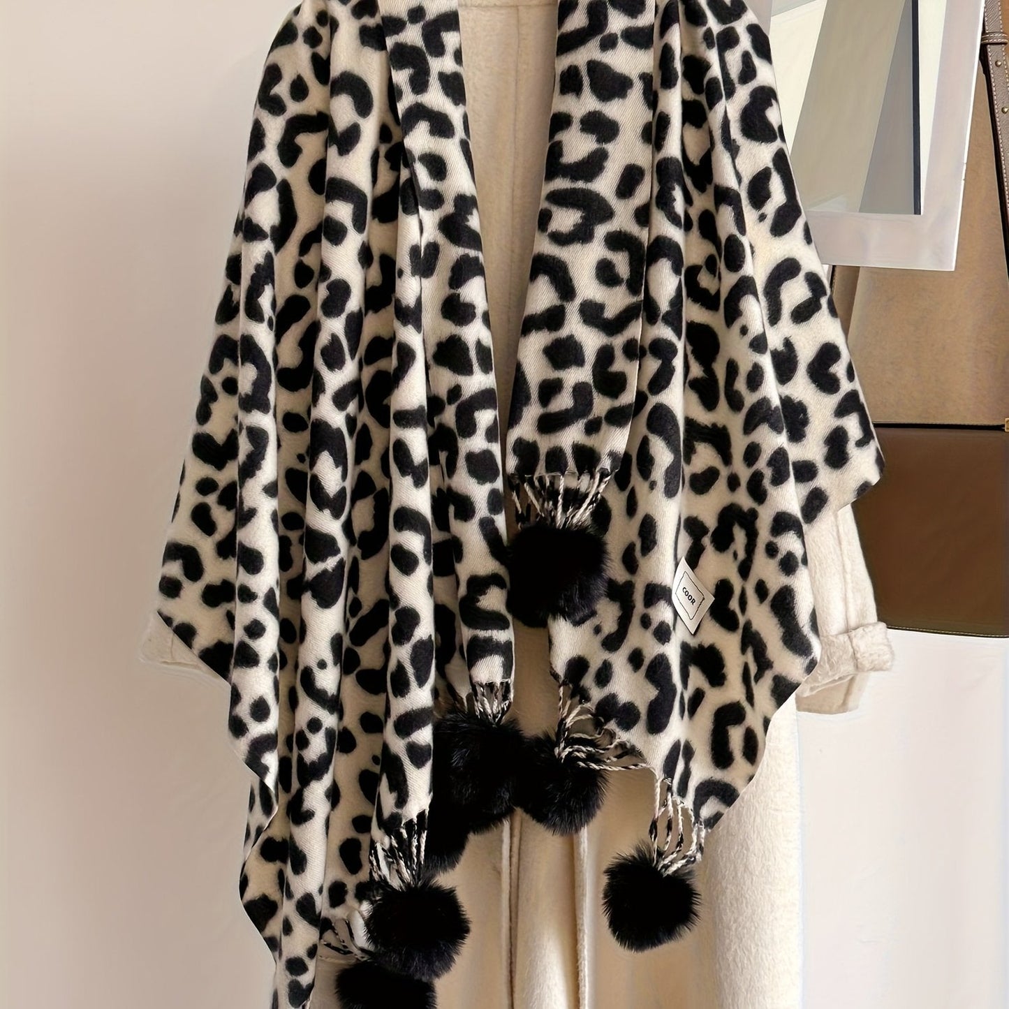 Écharpe large motif animalier avec pompons pour femme