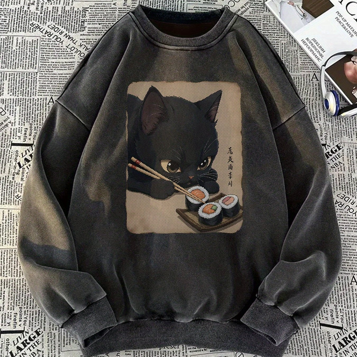 Sweatshirt unisexe gris charbon délavé avec motif chat mangeant des sushis