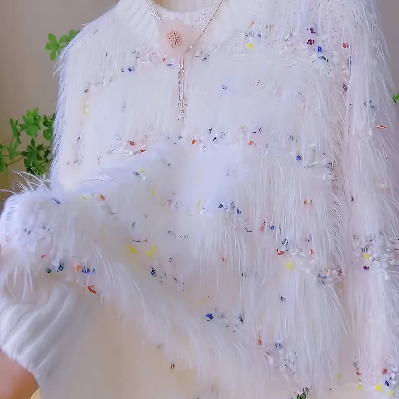 Pull femme doux à franges blanches et touches de couleur, col rond côtelé