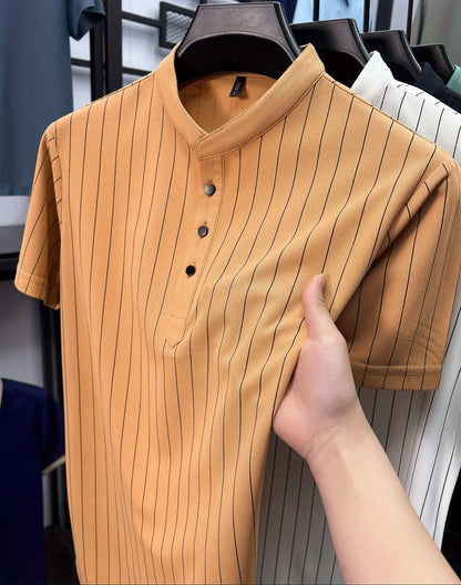 Herreskjorte med korte ærmer og striber i afslappet, elegant Henley-stil