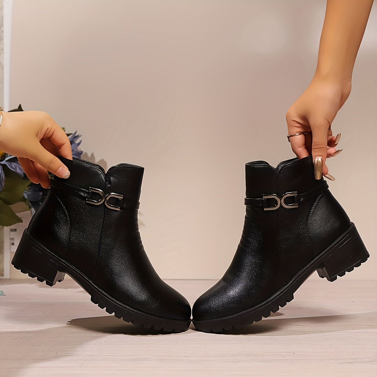Bottines Femme à Boucle Métallique et Fermeture Éclair Latérale Semelle Crantée