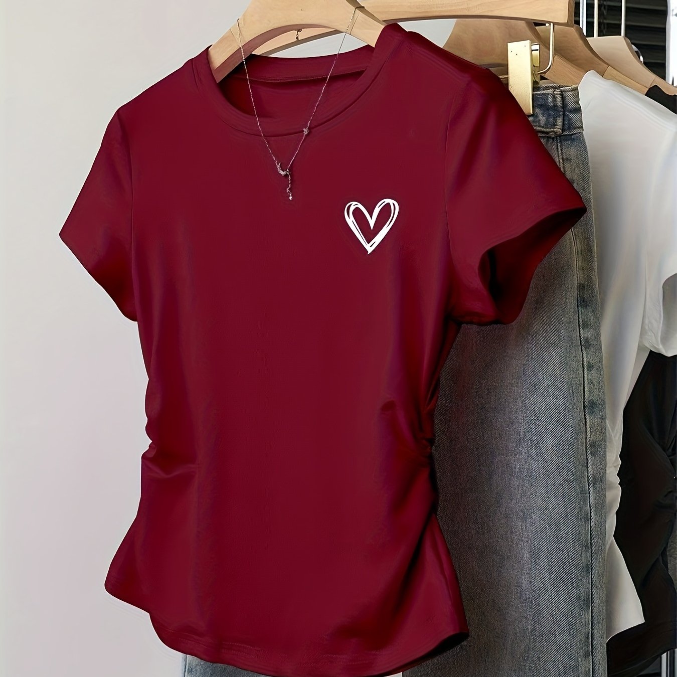 Dame T-shirt med tætsiddende pasform, hjerteprint, afslappet og trendy stil