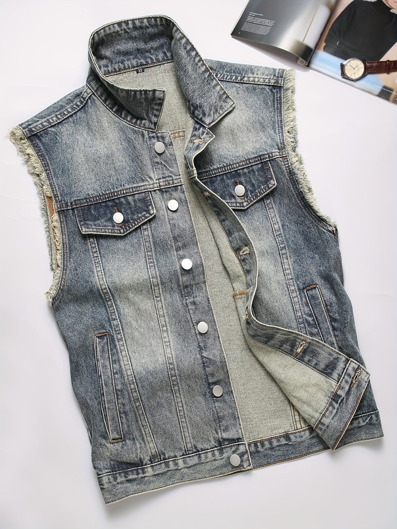 Veste sans manches en denim délavé bleu pour homme avec boutons et poches