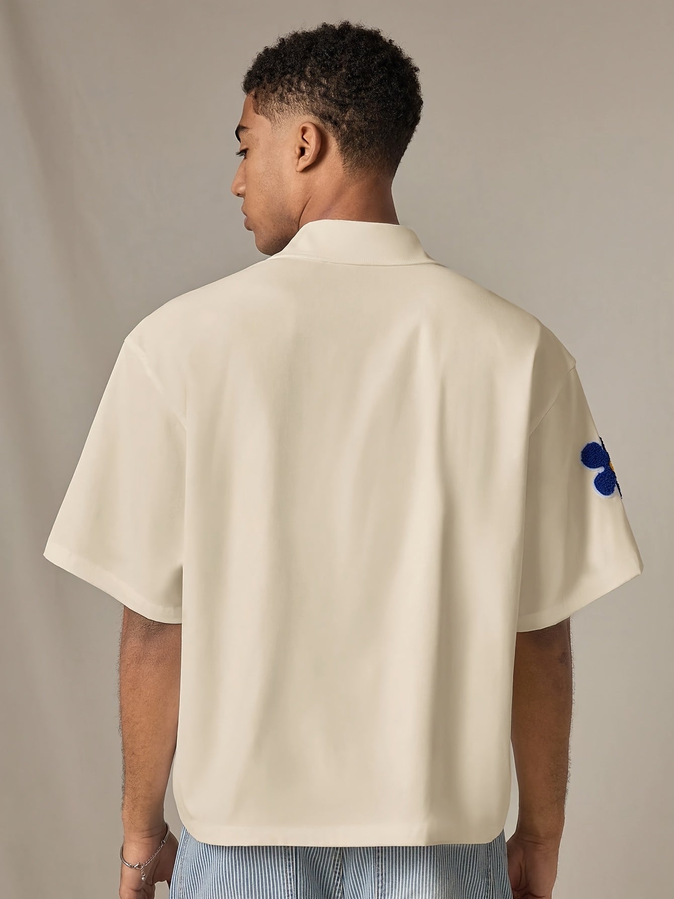 Lässiges Herren-Kurzarmhemd im Camp-Stil mit floralen Applikationen für einen trendigen Sommerlook  