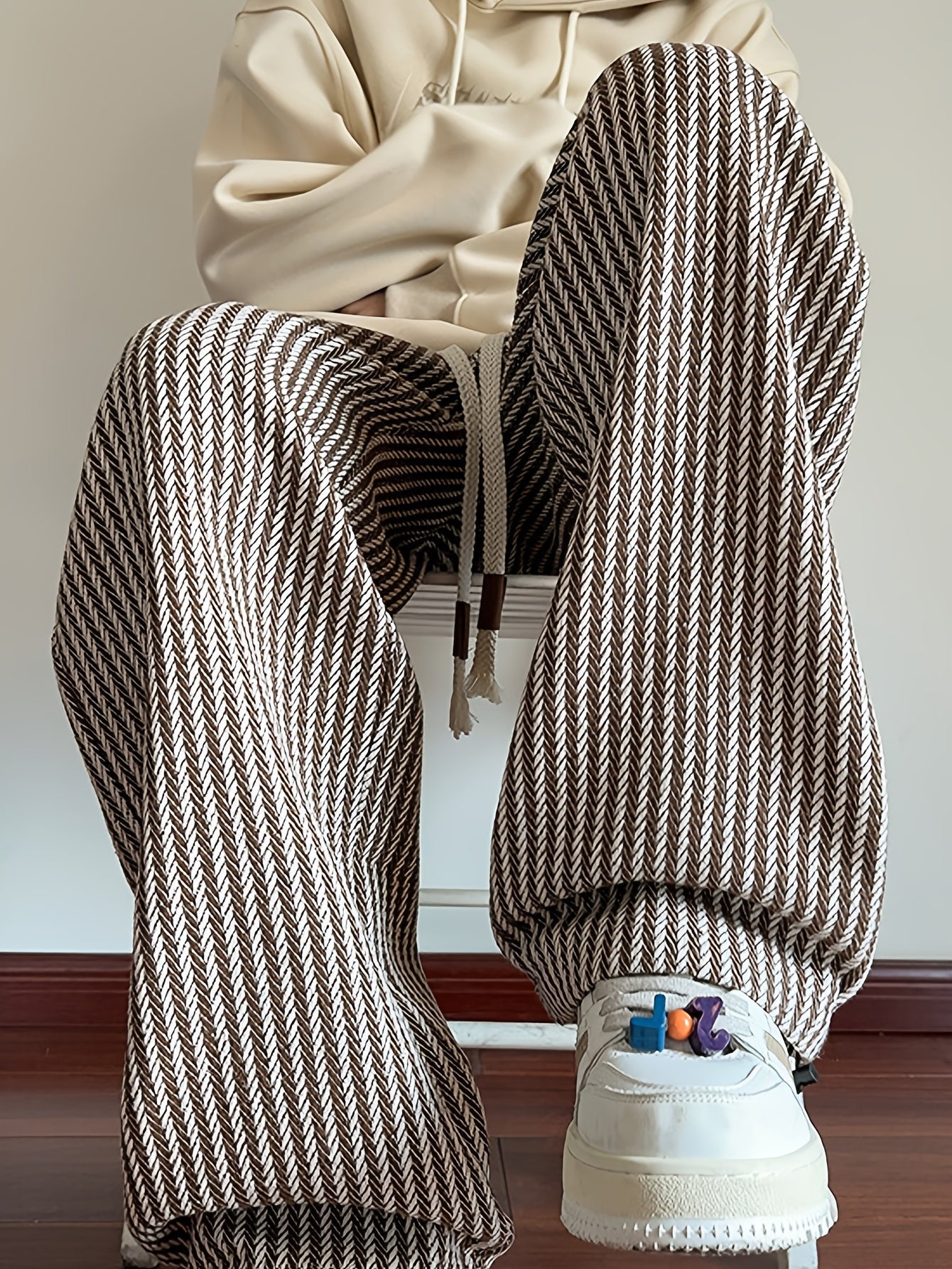 Pantalon décontracté à jambes droites pour homme style streetwear avec motif chevrons
