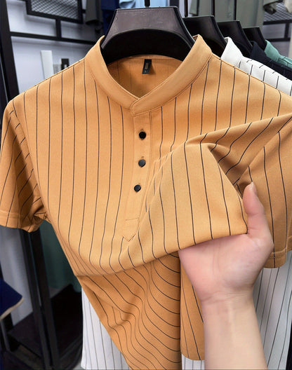 Herreskjorte med korte ærmer og striber i afslappet, elegant Henley-stil