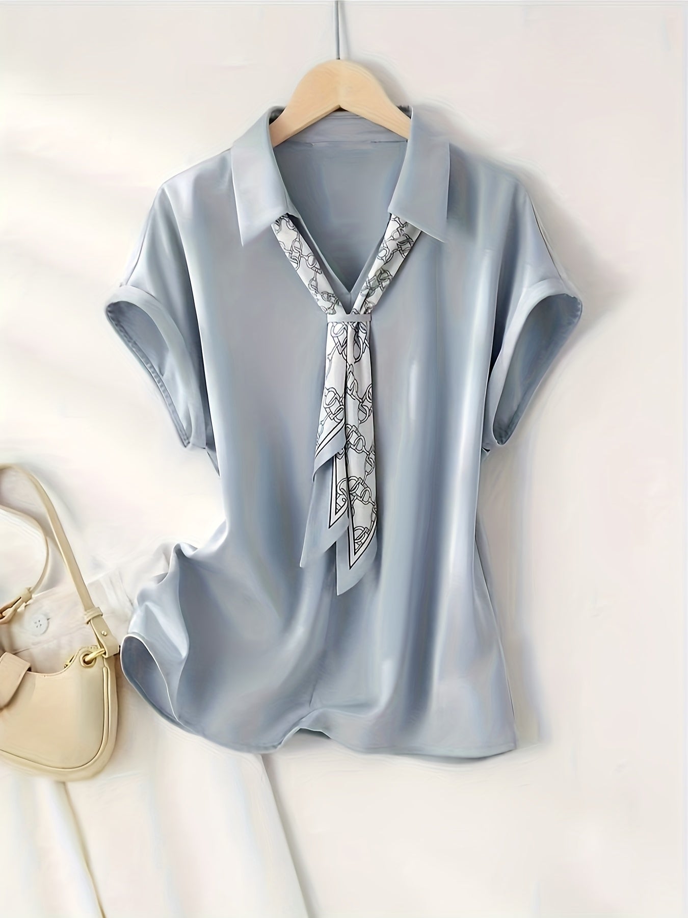 Elegant short-sleeve blouse with collar and scarf for women – Casual chic style