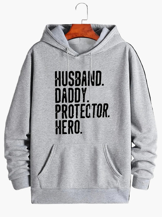 Herrtröja med huva och tryck - HUSBAND DADDY PROTECTOR HERO - Avslappnad stil Perfekt present