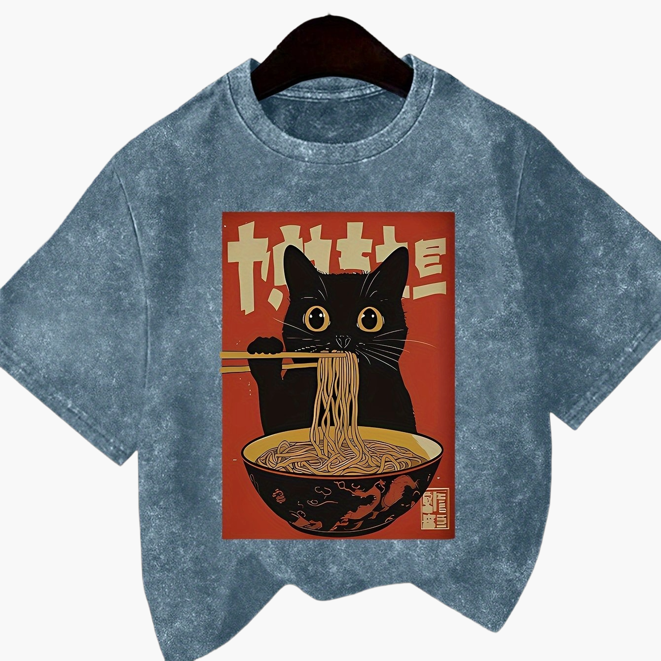 T-shirt Femme Style Vintage avec Chat Mangeant des Nouilles – Graphique Japonais, Décontracté et Original