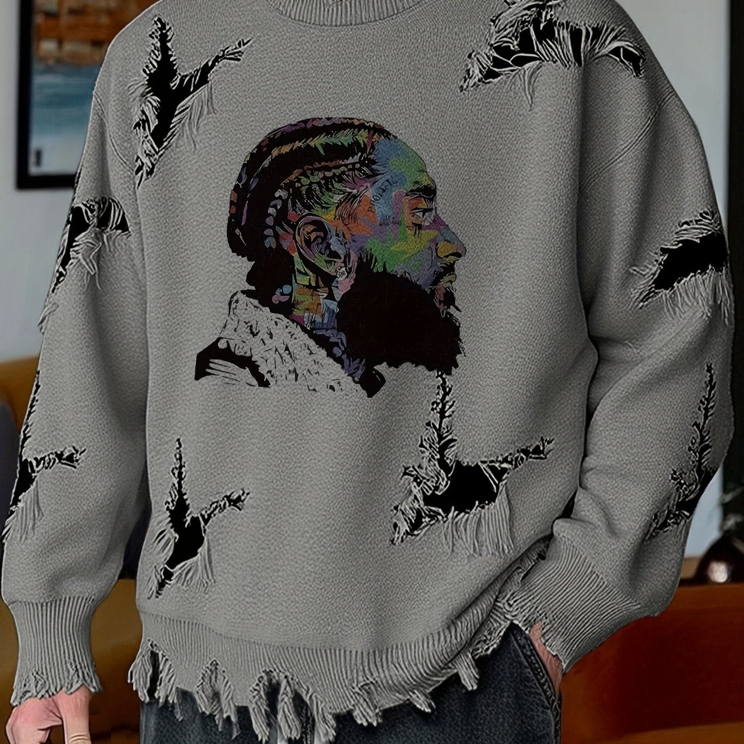 Pull homme décontracté beige à col rond avec motif visage coloré et détails déchirés