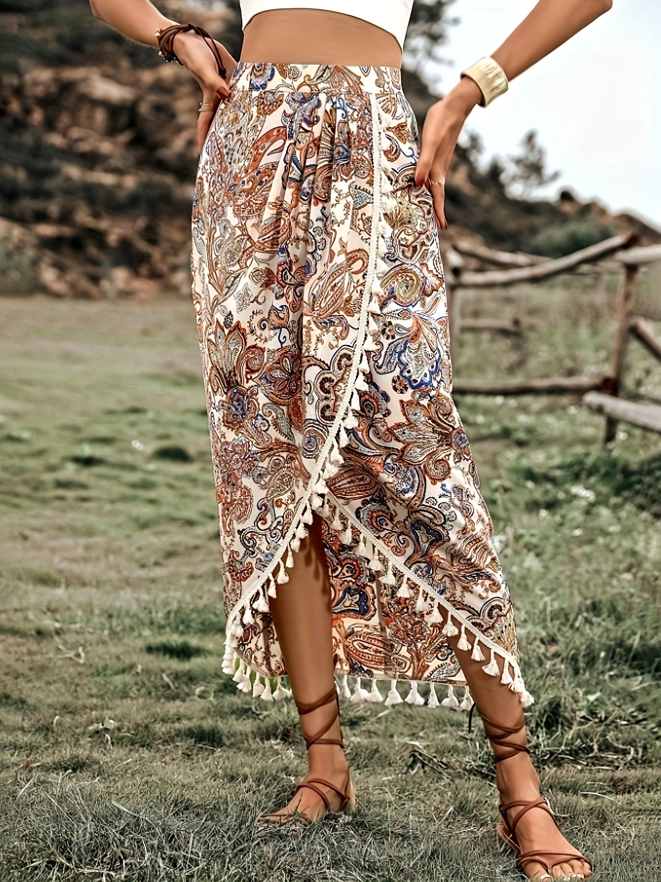Falda cruzada bohemia para mujer estilo midi con estampado paisley y detalle de pompones para verano y vacaciones