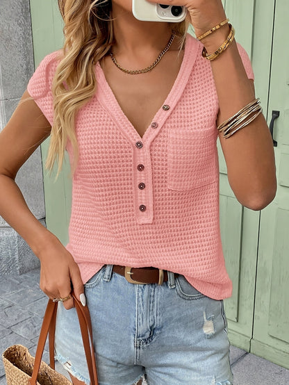 Top Henley décontracté à manches courtes pour femme, style chic et texturé, idéal au quotidien