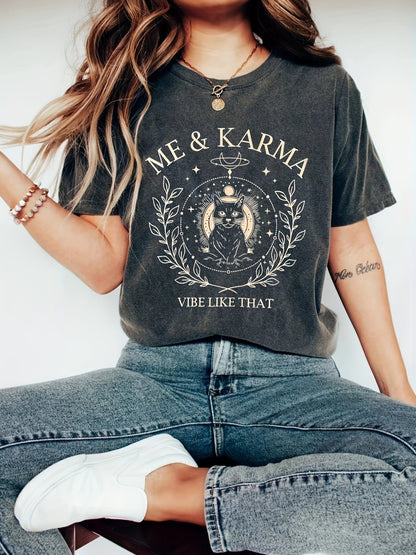 T-shirt donna stile vintage con stampa gatto mistico "Me & Karma" – ideale per spirito libero e look casual