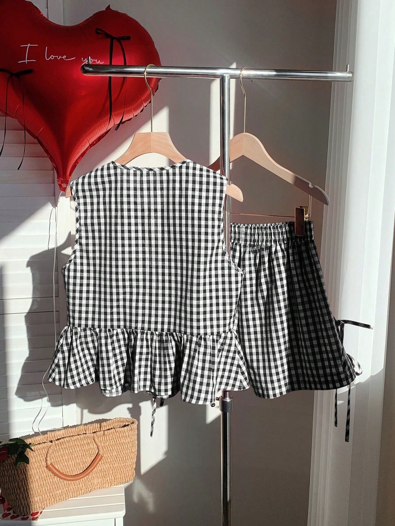 Ensemble coordonné femme style décontracté à rayures avec top sans manches à volants et short taille haute