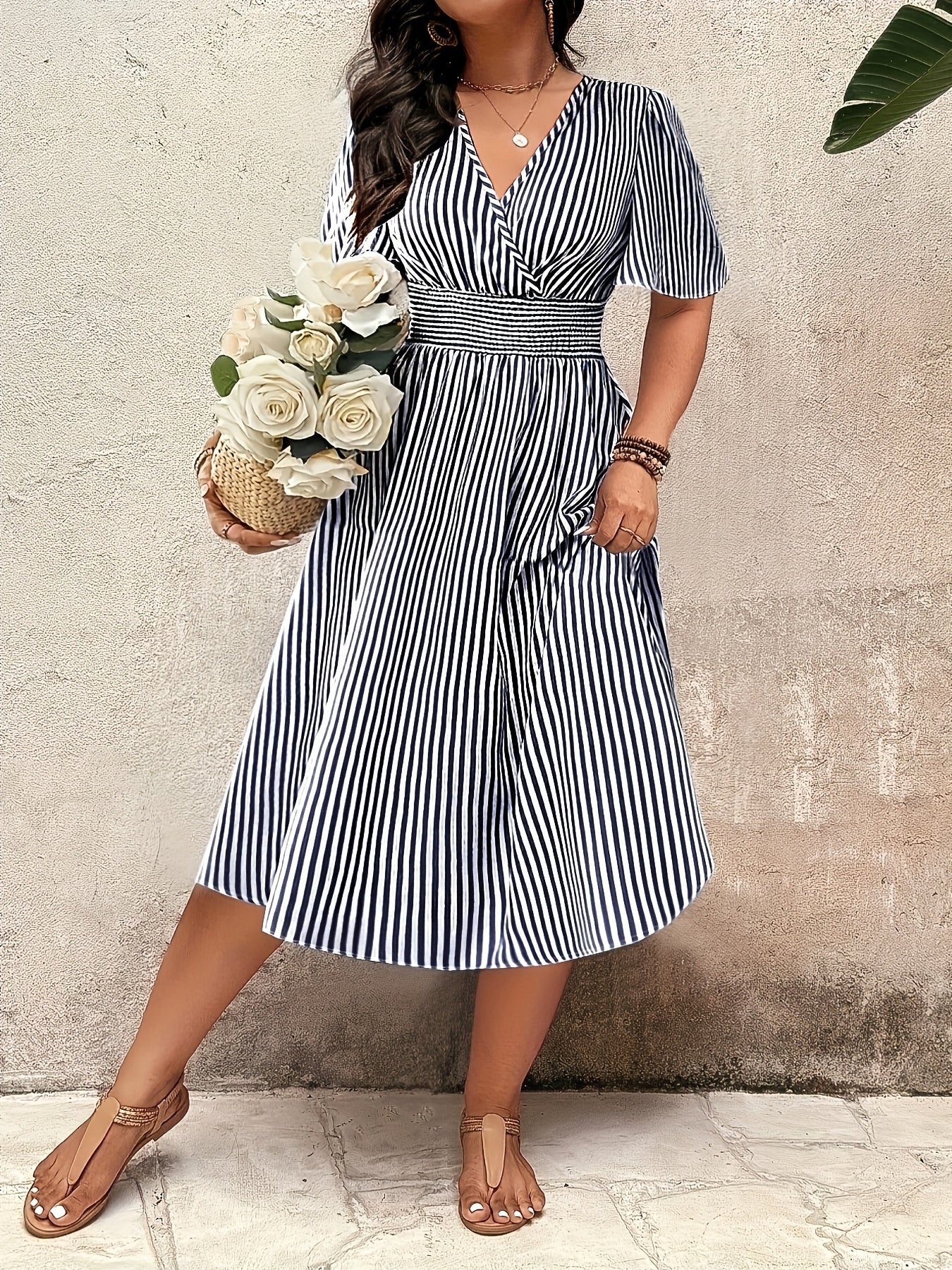 Robe élégante à rayures pour femme, style croisé et taille smockée, idéale pour les occasions spéciales