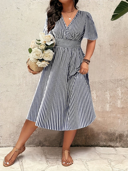 Robe élégante à rayures pour femme, style croisé et taille smockée, idéale pour les occasions spéciales