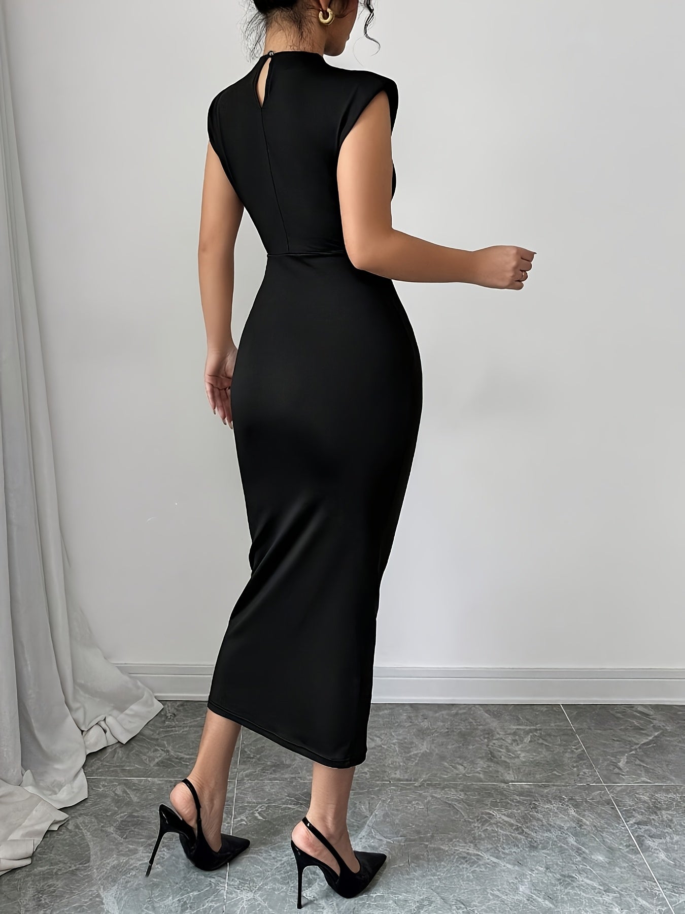 Elegante dames midilengte jurk in bodycon-stijl met hoge hals, voor avond of kantoor