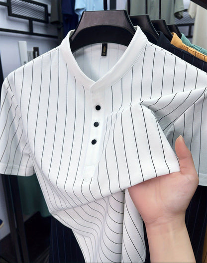 Herreskjorte med korte ærmer og striber i afslappet, elegant Henley-stil