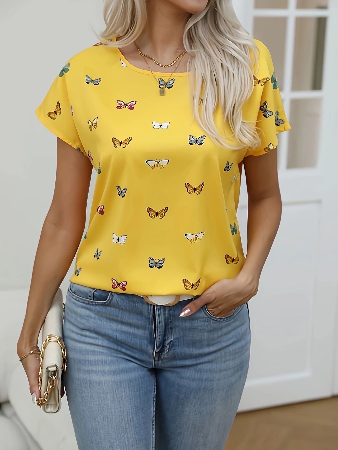 Avslappnad t-shirt med fjärilar för kvinnor – trendig sommarstil