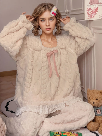Pyjama Femme Doux et Moelleux Beige Écru Col Carré Volants Dentelle