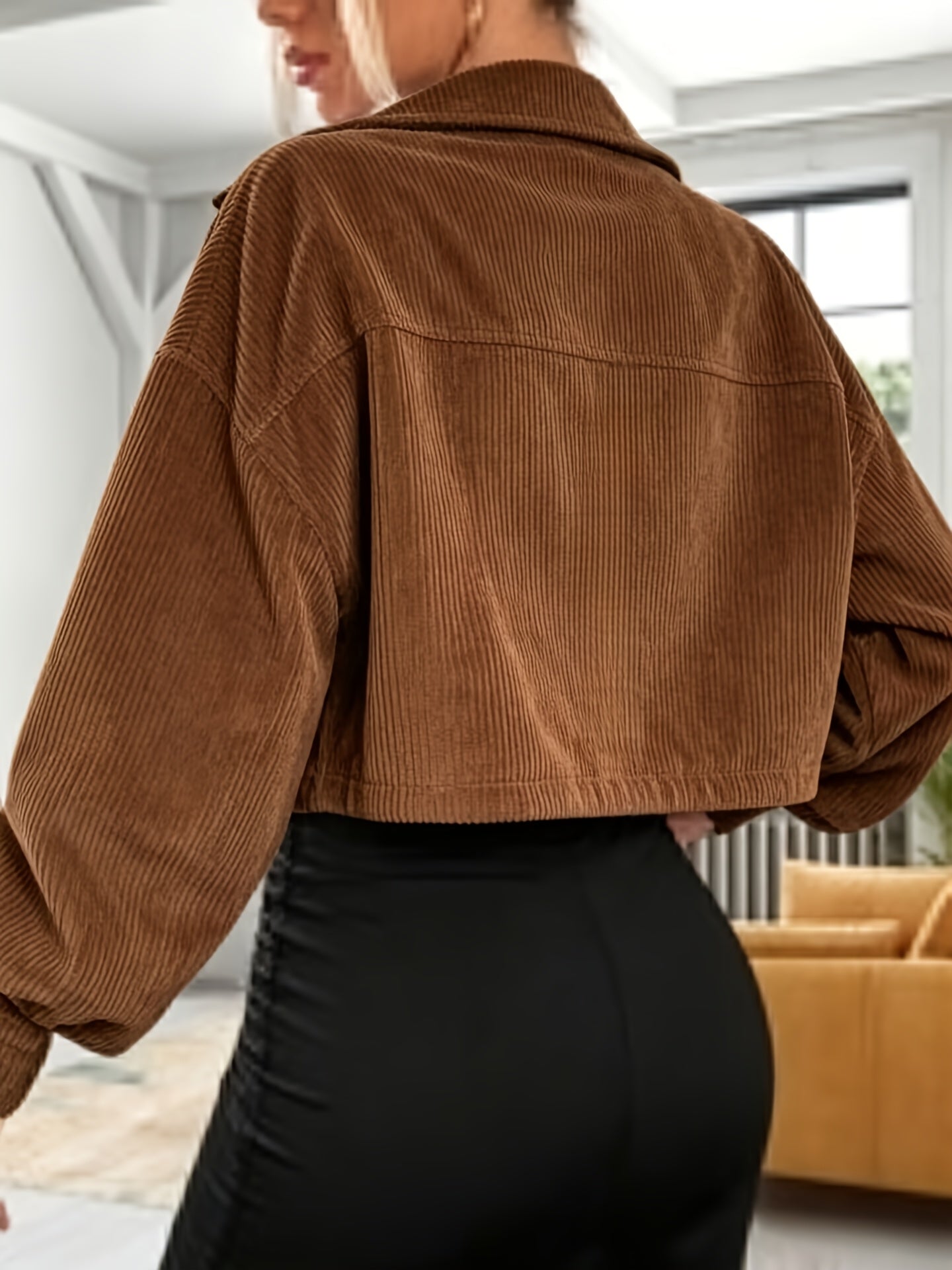 Veste courte côtelée femme, col chemise, boutonnée, poches à rabat, manches longues
