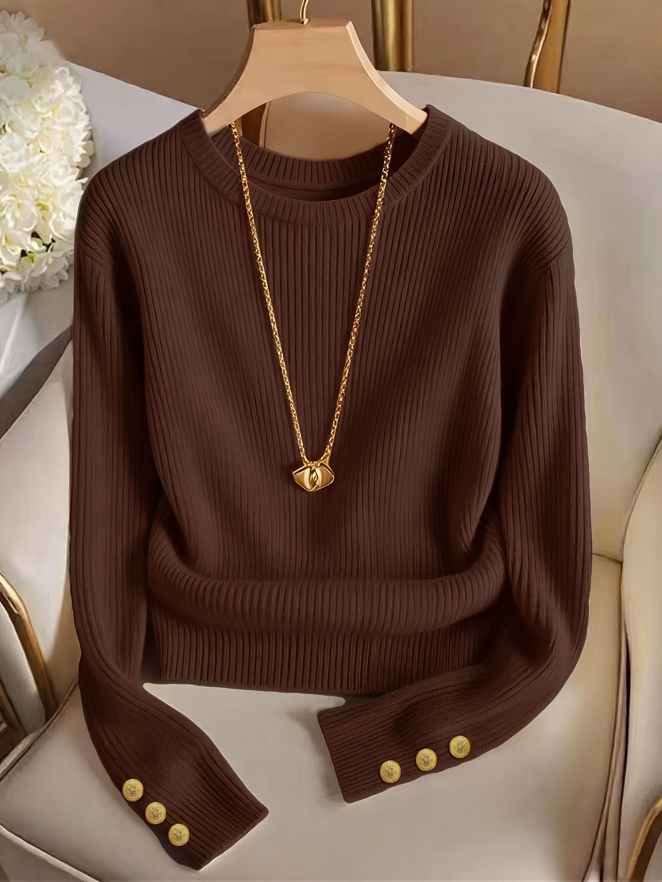 Pull femme marron côtelé col rond manches longues à boutons dorés