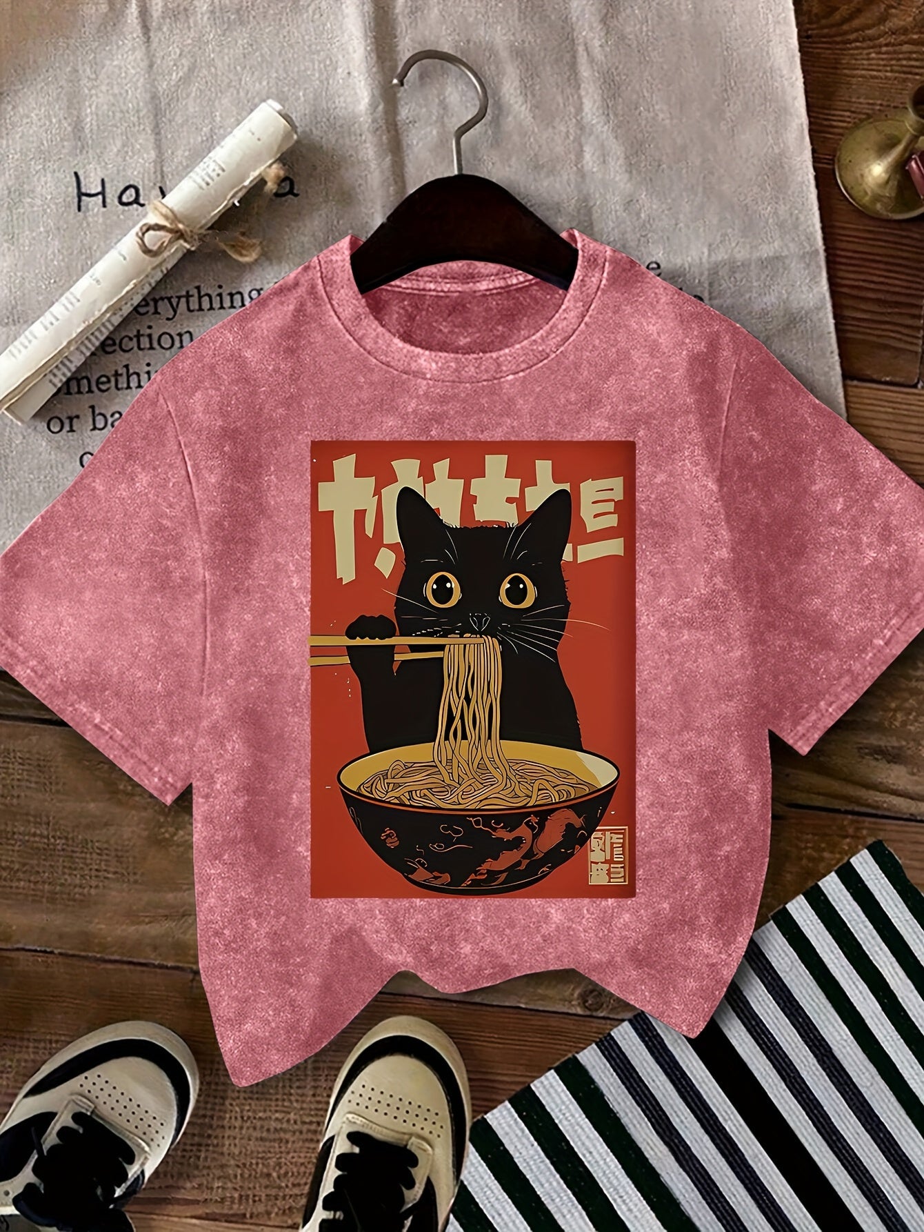 T-shirt Femme Style Vintage avec Chat Mangeant des Nouilles – Graphique Japonais, Décontracté et Original