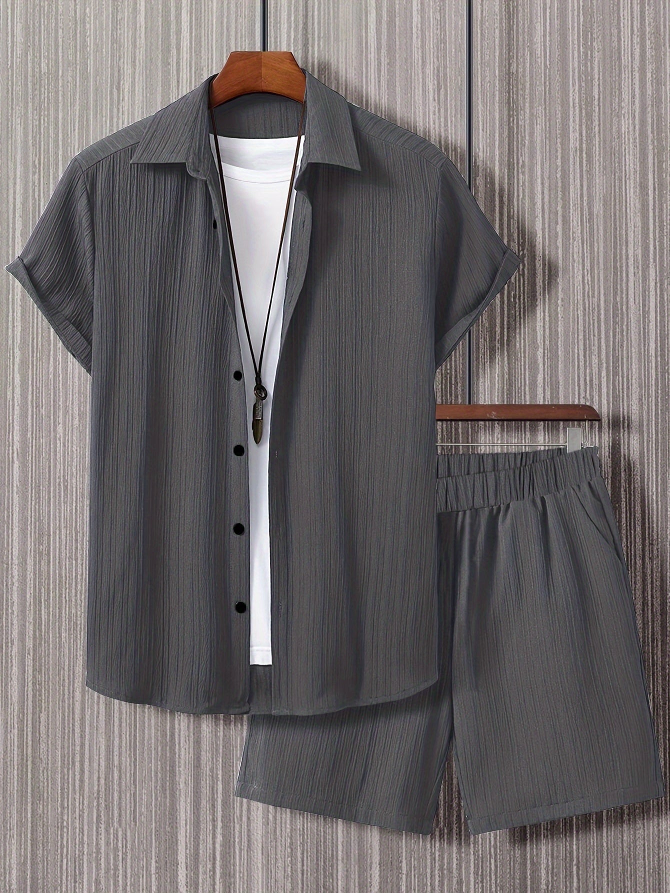 Lässiges Sommeroutfit für Herren, Kurzarmhemd und Shorts, urbaner Stil, ideal für den Sommer