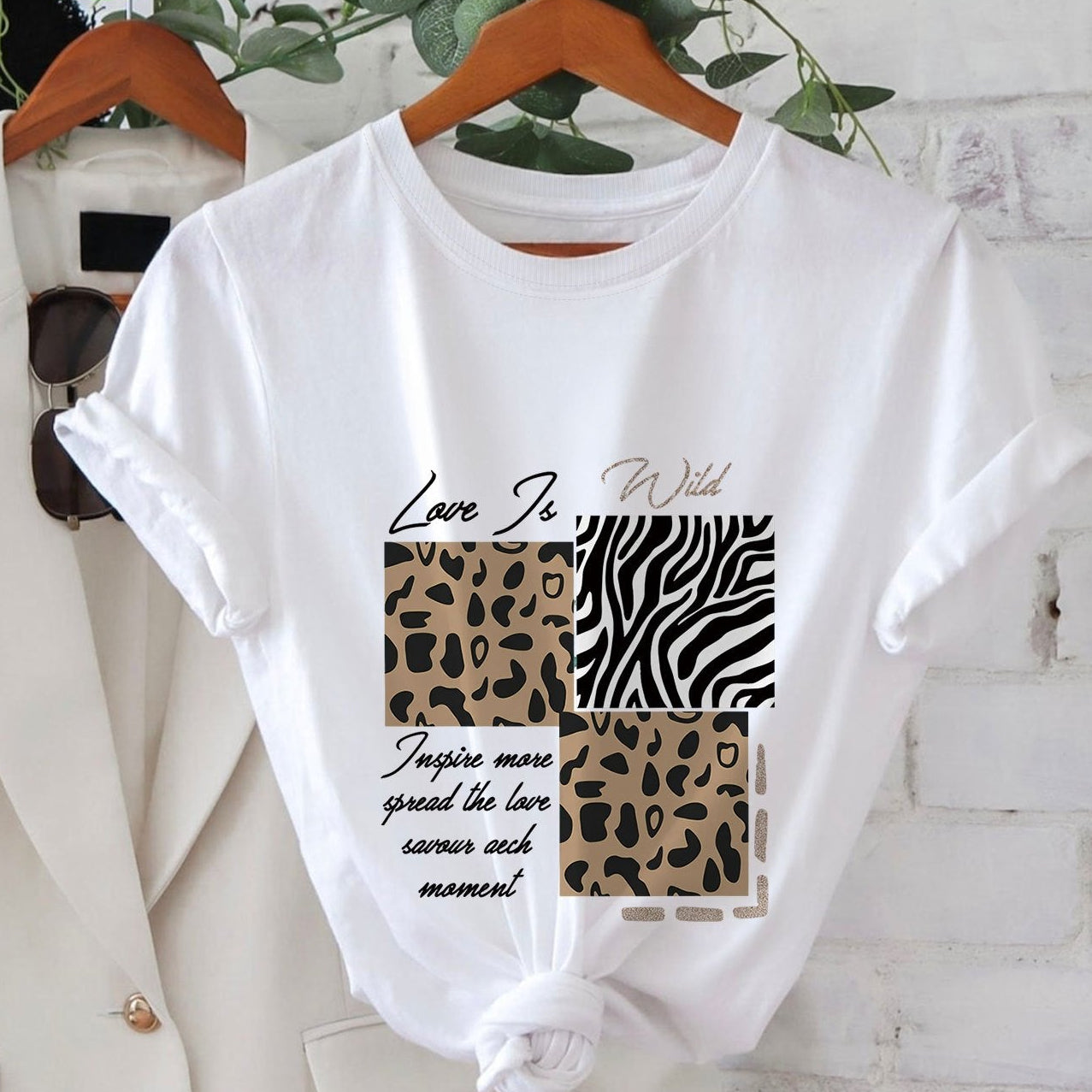 T-shirt femme imprimé graphique léopard et zèbre message « Love Is Wild » style décontracté tendance