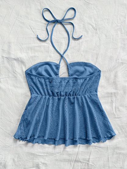Top femenino de espalda descubierta estilo babydoll bordado para un look veraniego romántico