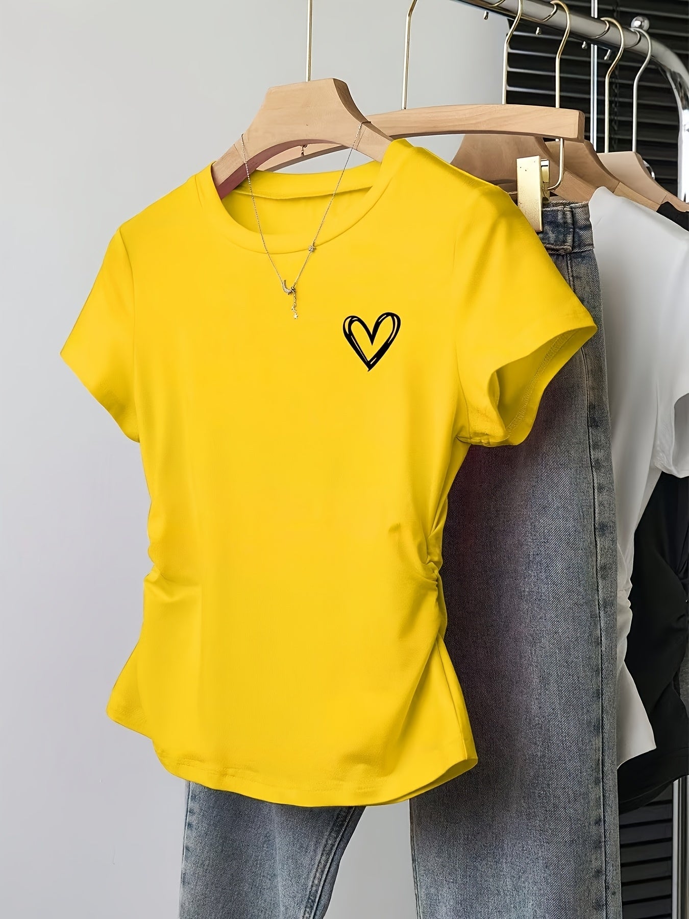 Dame T-shirt med tætsiddende pasform, hjerteprint, afslappet og trendy stil