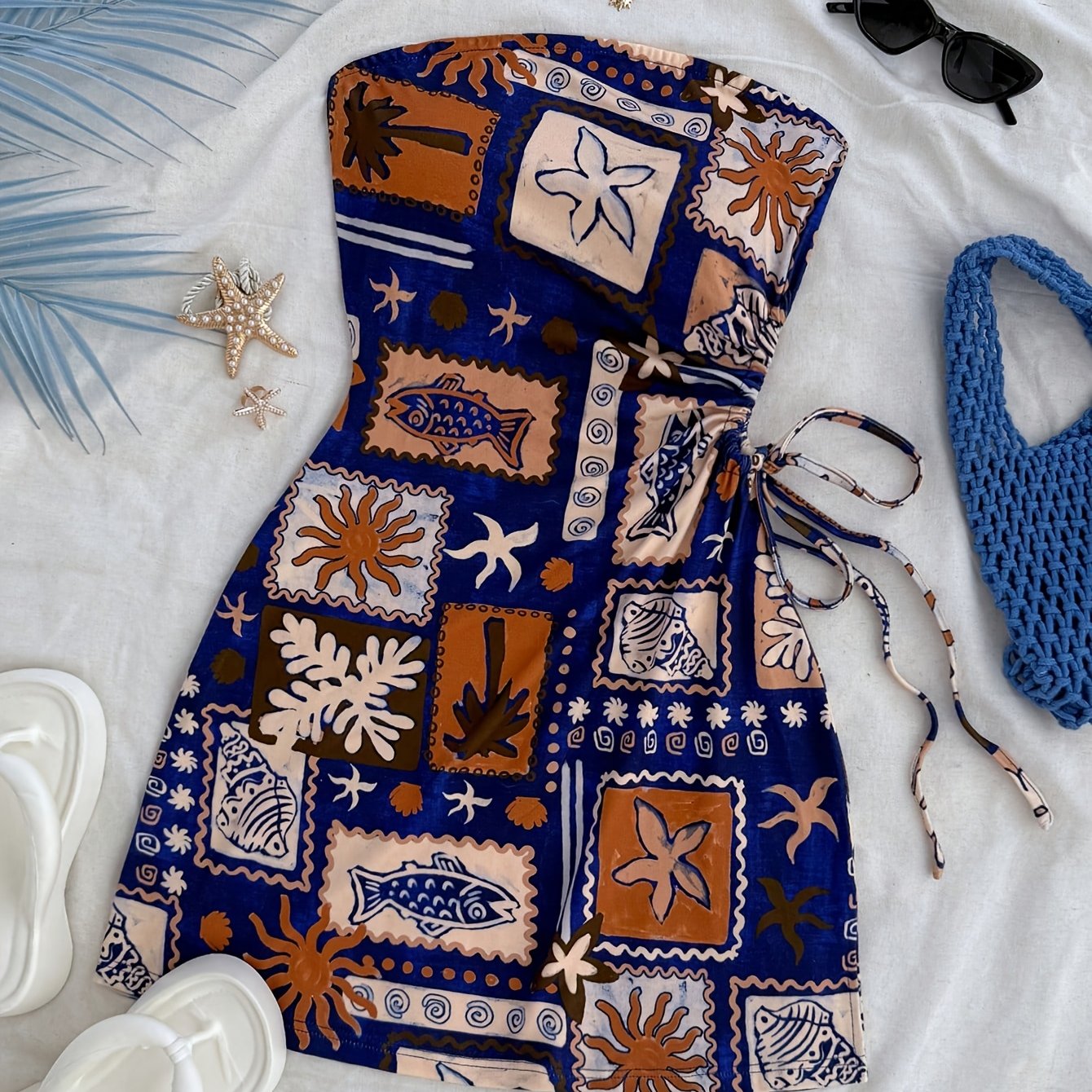 Kurzes trägerloses Damenkleid im Küstenstil mit tropischem Muster – ideal für Urlaub und Strand