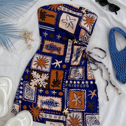 Kurzes trägerloses Damenkleid im Küstenstil mit tropischem Muster – ideal für Urlaub und Strand