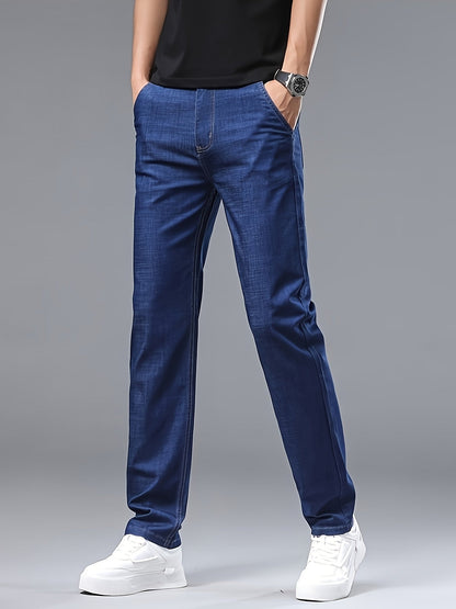 Herren-Jeanshose im Basisschnitt mit geradem Bein, ideal für den Sommer  