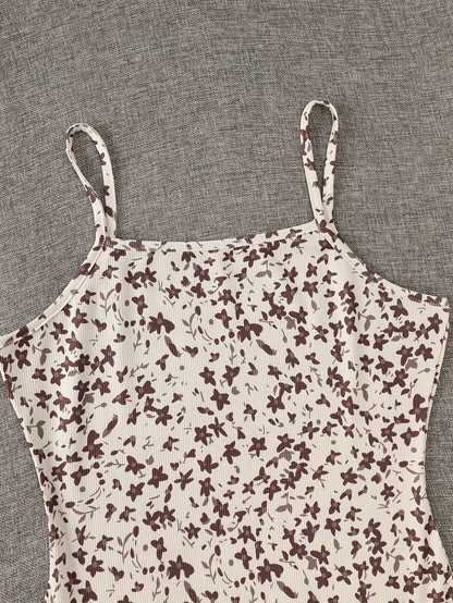 Abito floreale elegante con bolero annodato da donna, outfit chic per primavera ed estate