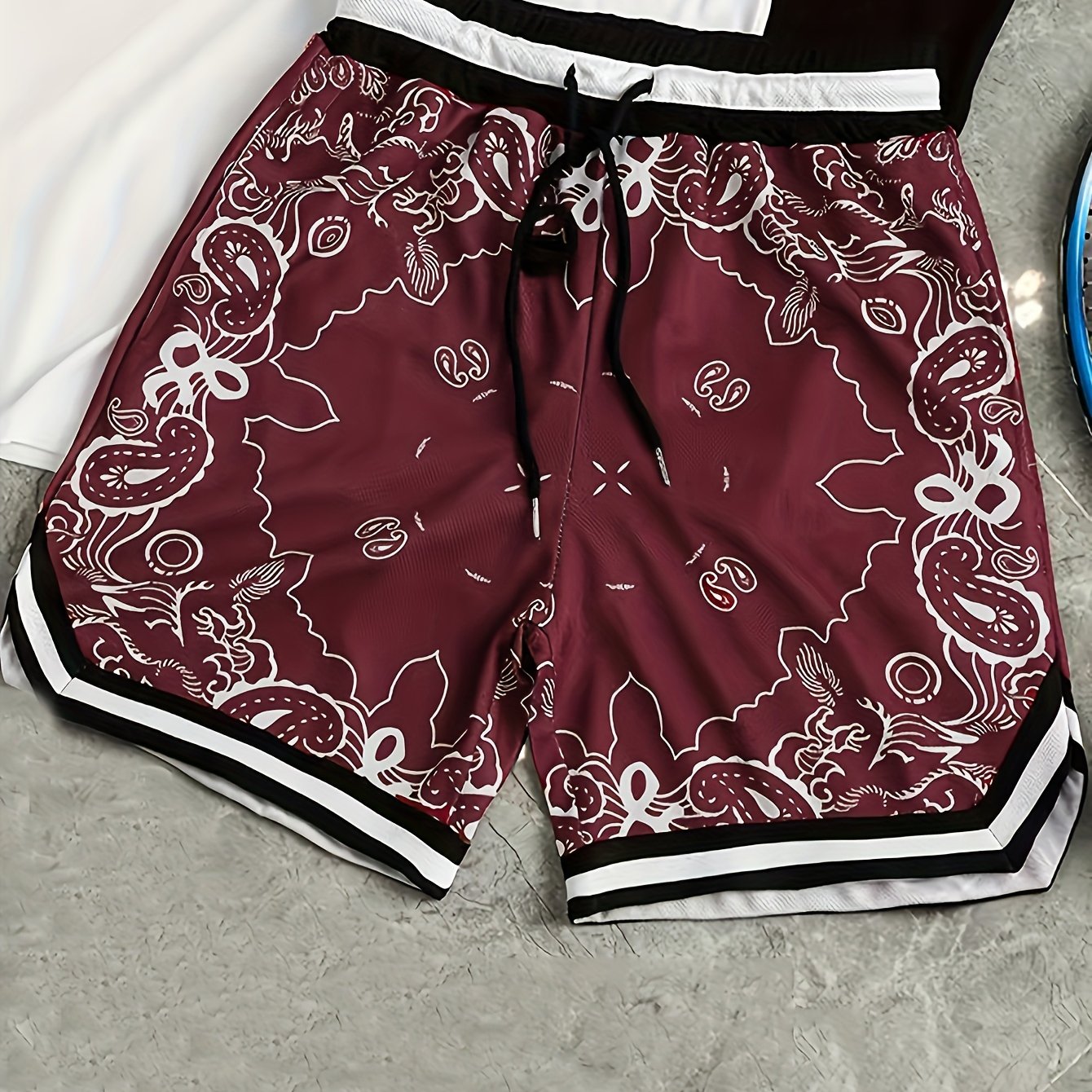Shorts de sport homme style streetwear imprimé motif bandana – Look urbain tendance