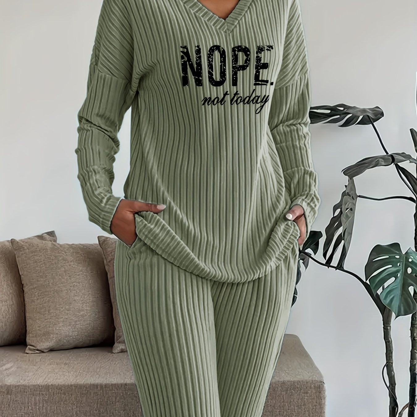 Ensemble côtelé Femme avec inscription "NOPE not today", col en V et pantalon large