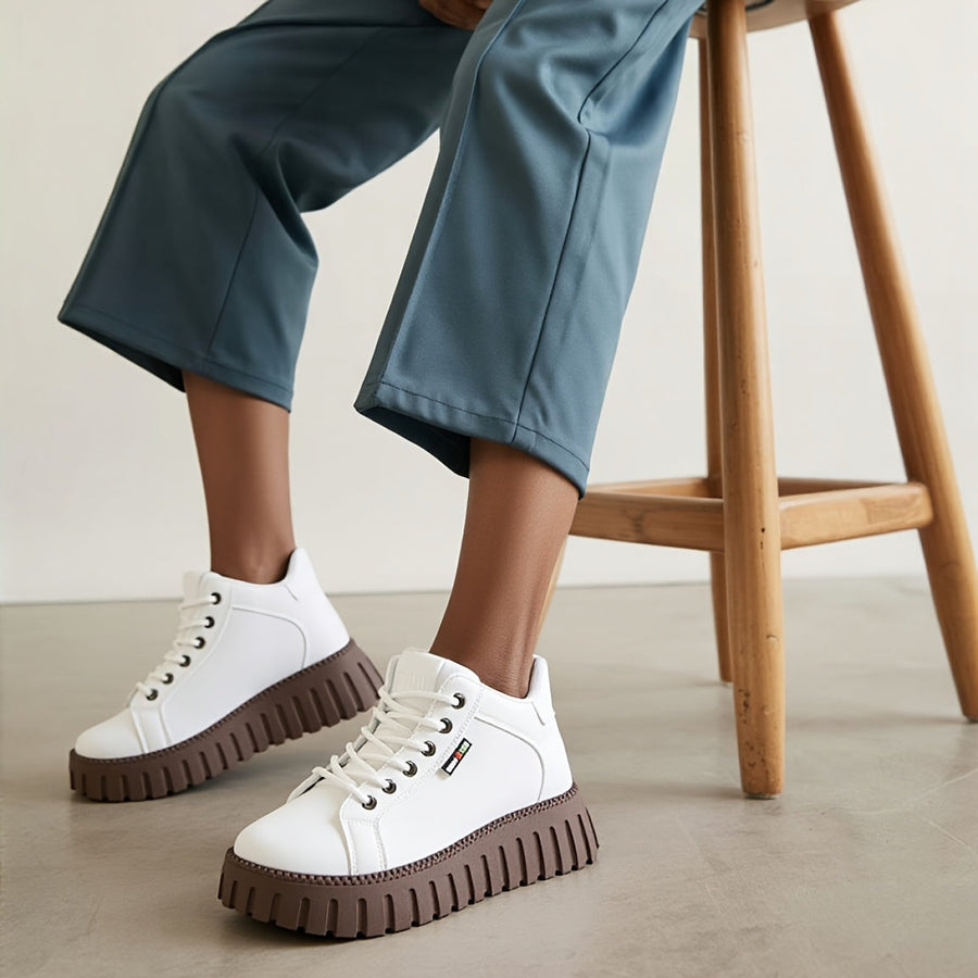 Sorte eller beige høje damesneakers med plateau, takket sål og tyk sål