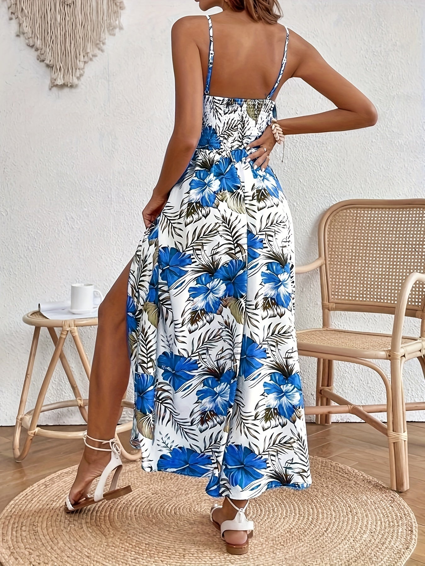 Elegant lang kjole til kvinder med blomsterprint og stropper til sommer og ferie