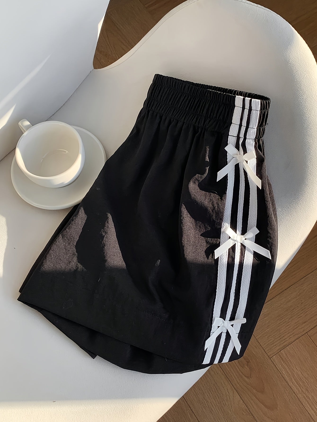 Short décontracté femme style vacances avec nœuds latéraux et bandes sportives