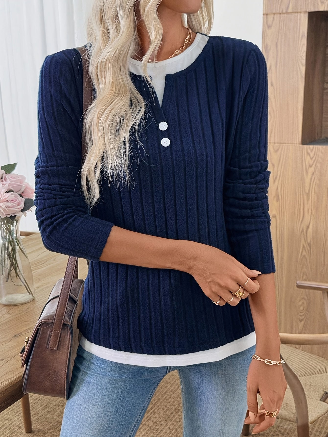 Pull côtelé femme col en V superposé marine avec boutons