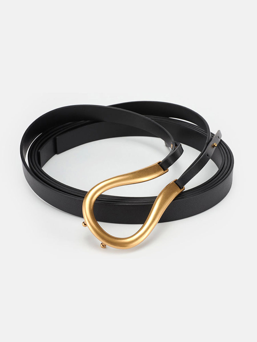 Smalle zwarte riem in minimalistische stijl met asymmetrische gouden gesp