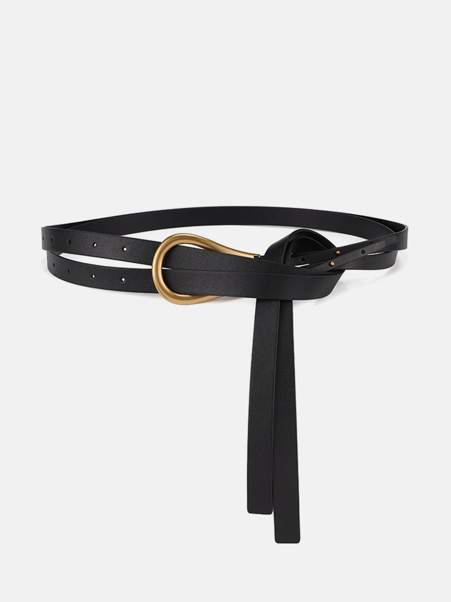 Smalle zwarte riem in minimalistische stijl met asymmetrische gouden gesp